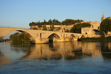 avignon au soleil couchant