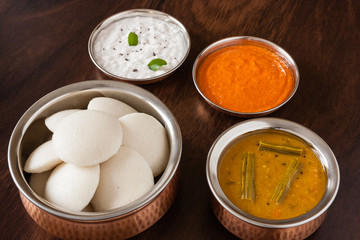 Indian idly with chutney and sambar - Fresh steamed Indian Idly (Idli / rice cake) arranged in...
