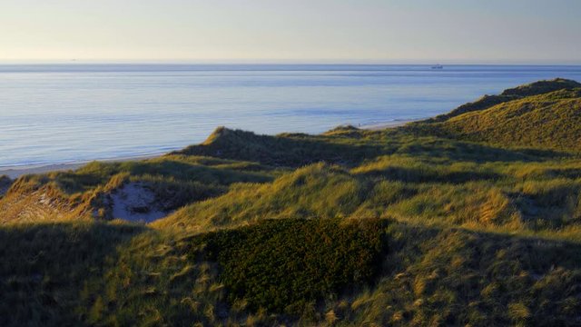 Wundersch&ouml;ner Blick &uuml;ber die D&uuml;nen Landschaft von Sylt auf das Meer. 