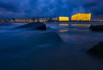 Fototapeta premium San Sebastian, Hiszpania - 5 września 2018: Iluminates Palacio de Congresos-Auditorio Kursaal obok plaży Zurriola anocher w mieście San Sebastian
