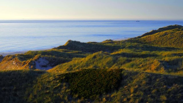 Wundersch&ouml;ner Blick &uuml;ber die D&uuml;nen Landschaft von Sylt auf das Meer. 