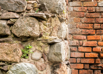 Mauer - Naturstein & Backstein