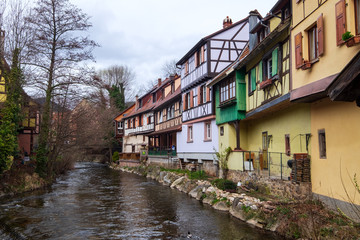 Fototapeta na wymiar Häuser neben der Weiss in Kayserberg/Frankreich
