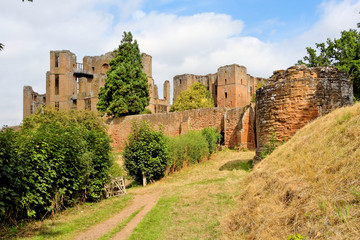 Fototapeta na wymiar View of the ruins of Kenilworth Castle on a sunny day.