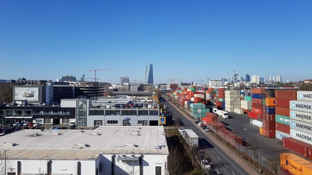 Frankfurter Skyline im Sommer