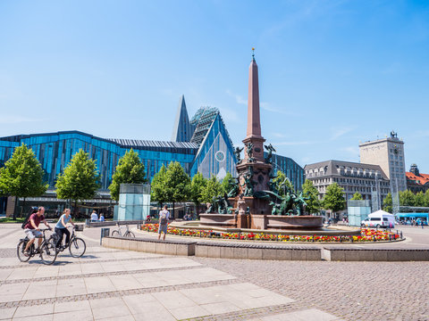Authentische Stadtstra&szlig;e in Leipzig mit allt&auml;glichem Stadtleben am Augustusplatz