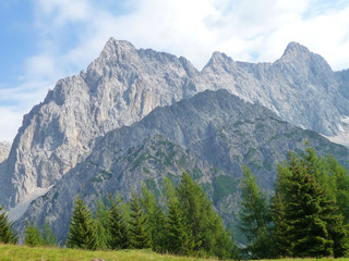 Dachstein
Bergspitzen des Dachsteinmassivs und blauer Himmel mit weißen Wolken.
