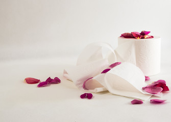 papier toaletowy .płatki róż