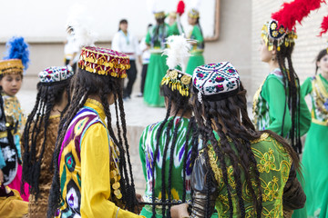 Obraz premium Folk dancers performs traditional dance at local festivals in Khiva, Uzbeksitan.