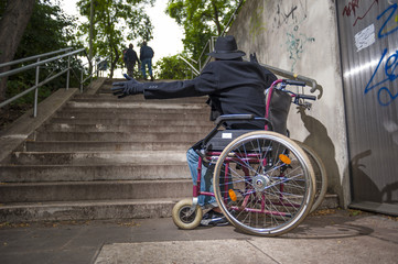 Rollstuhlfahrer vor Treppe