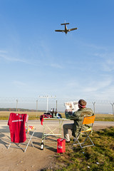 Fu&szlig;ballfan wartet am Flughafen