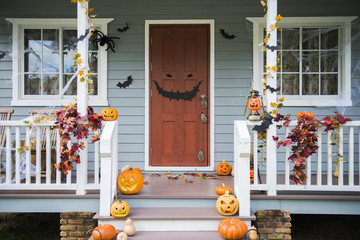 Obraz premium Halloween pumpkins and decorations outside a house