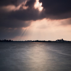 Dunkle Wolken über Banter See in Wilhelmshaven