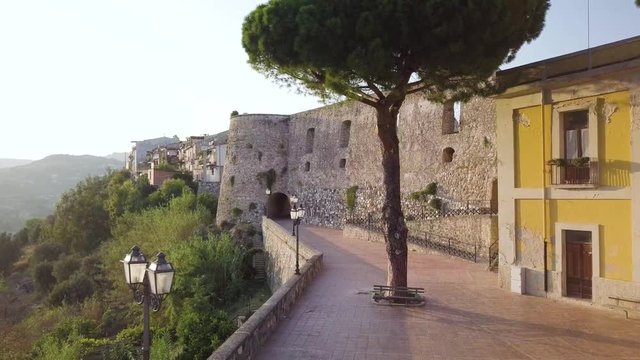 Antico castello Feudale difensivo con torre e mura di un piccolo borgo cittadino sulle montagne che si affaccia dal Mediterraneo. Ardore, vista aerea. 