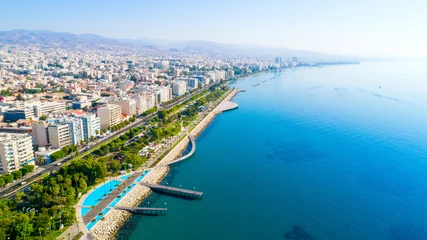 Foto auf Acrylglas Zypern Luftaufnahme des Molos Promenade Parks an der Küste des Stadtzentrums von Limassol, Zypern. Vogelperspektive auf den Steg, den Strandweg, die Palmen, das Mittelmeer, die Piers, die urbane Skyline und den Hafen von oben