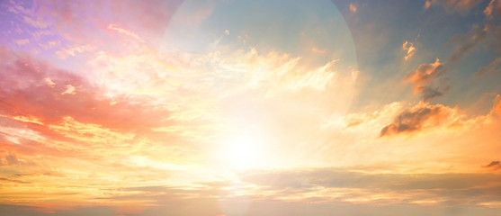 Himmlisches Weltkonzept: Sonnenuntergang / Sonnenaufgang mit Wolken