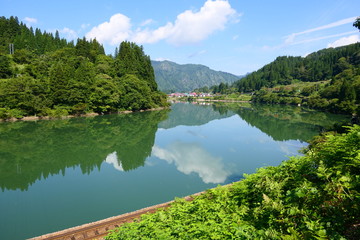 青空を映す只見川と大至集落。金山　福島　日本。９月下旬。