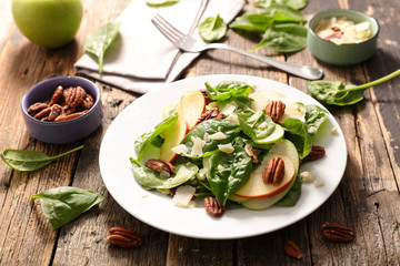 spinach, pecan and apple salad