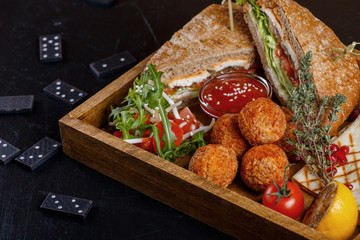 Sandwich with chicken, quesadilla with mushrooms, potato croquettes and fresh vegetable salad.