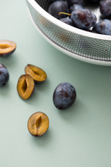 Frische Pflaumen Zwetschgen  bei Küchenarbeit für Backen, Kochen, Konservieren