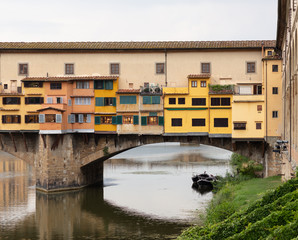 Fototapeta na wymiar buildings on Ponte Vecchio