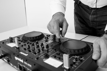 DJ playing his music / Dj beim Arbeit
