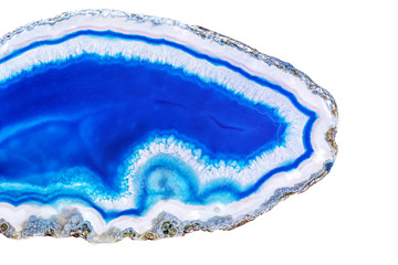 Incroyable section transversale de cristal d& 39 agate bleu coloré isolé sur fond blanc. Surface en cristal d& 39 agate translucide naturelle, structure abstraite bleue tranche pierre minérale gros plan macro