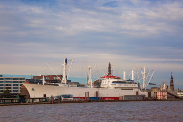 Oberhafen in Hamburg mit St. Katharinenkirche