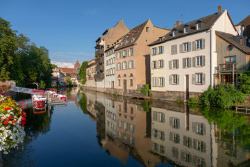 Fototapeta na wymiar Häuserzeile am Kanal mit Spiegelung im Wasser