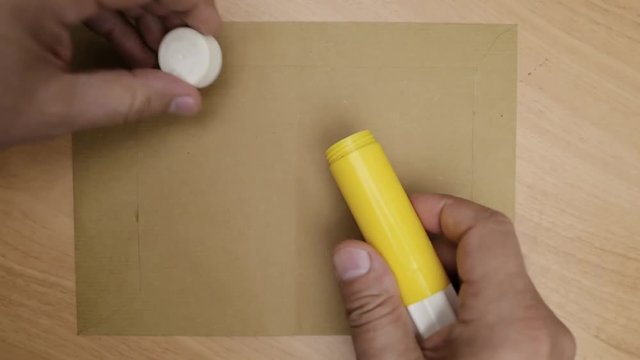 comment utiliser un b&acirc;ton de colle &agrave; papier