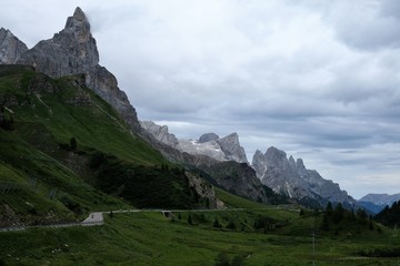 Fototapeta na wymiar panorama montagna natura cime rocce cielo nuvole prato verde erba pascolo vallata alpi veduta