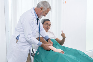 Obraz premium Senior doctor use elastic bandaging the arm of patients