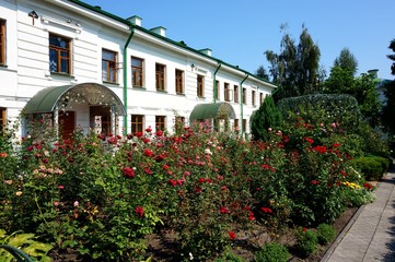 Fototapeta na wymiar Beautiful green inner courtyard of the Ascension Florovsky Monastery in Kiev