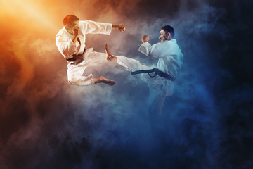 Twee mannelijke karategevechten