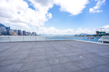 Obraz premium empty square with city skyline