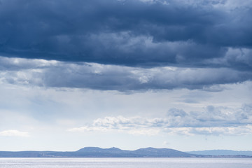 Paisaje con mar y nubes de tormenta en la Costa Brava, Alt Ampurdan , Cataluña, España