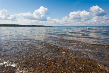 Obraz premium Calm beautiful landscape of blue lake and white clouds