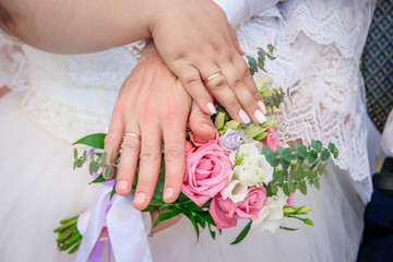 Obraz na płótnie Canvas Manicure on a bouquet. Wedding manicure. Manicure shellac Wedding details