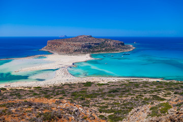 Fototapeta premium Balos lagoon (Balos beach) on Crete island. Tourists relax and bath in crystal clear water of Mediterranean Sea, Greece.