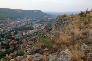 Fototapeta na wymiar Вид на г. Провадия с высоты крепости Овеч (Болгария) 