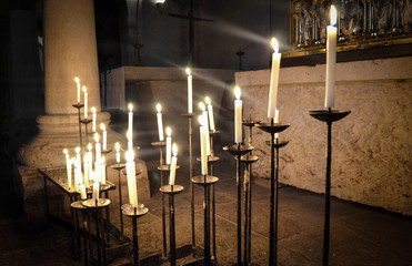 Kerzen in Kirchengrotte