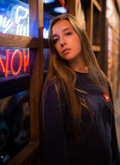 chica con neones