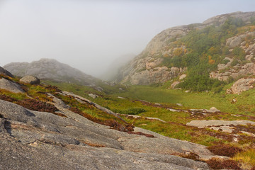 Fototapeta na wymiar Nebel im felsiger Landschaft