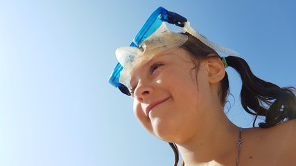Bambina sorridente con maschera da sub