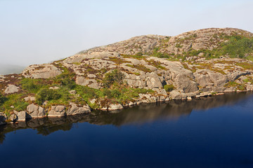 Fototapeta na wymiar See am Berg in Norwegen