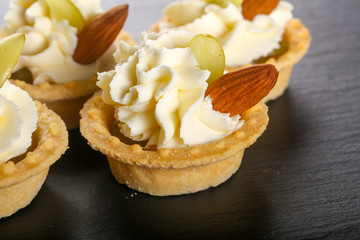 Tartlet with cream, grape and almond