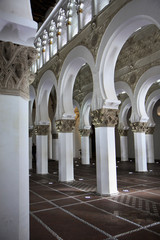 Tolède, sous les piliers de la synagogue Sainte Marie la blanche 