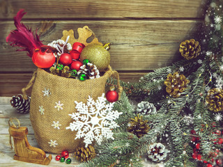 Fototapeta na wymiar Рождественский декор и еловые ветки на деревянном фоне