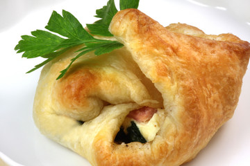 Blätterteigtasche mit Wildkräutern, Schinken und Schafskäse