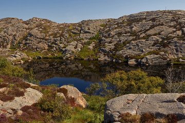 Bergsee bei Lindesnes im Sonnenschein